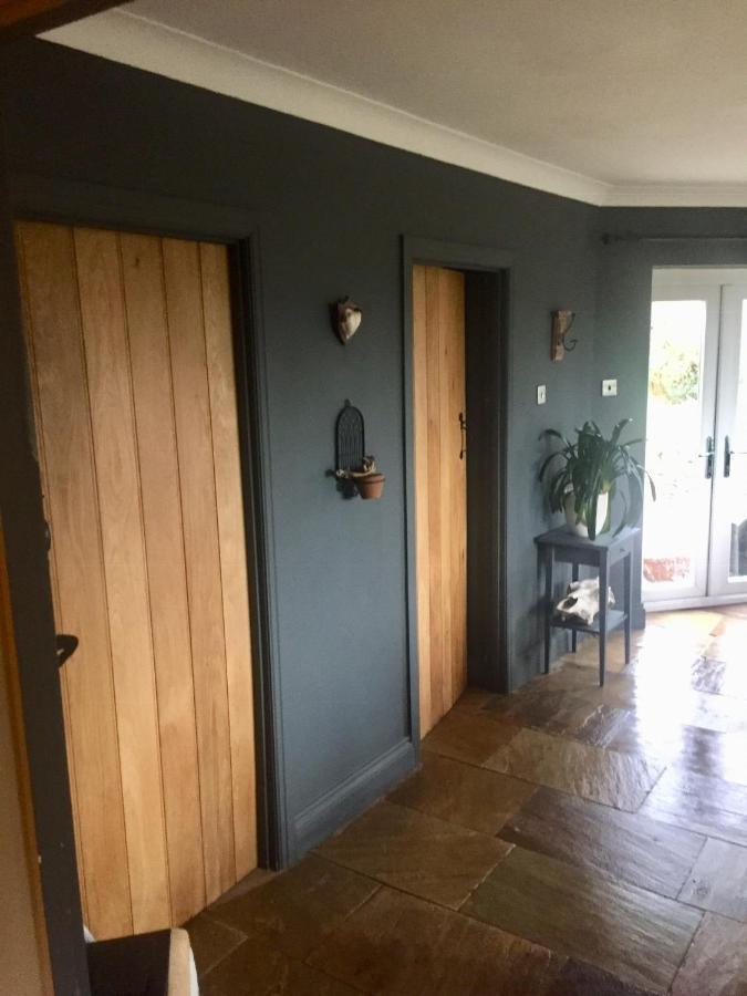 Efail Y Garn Bed & Breakfast Суонзи Екстериор снимка