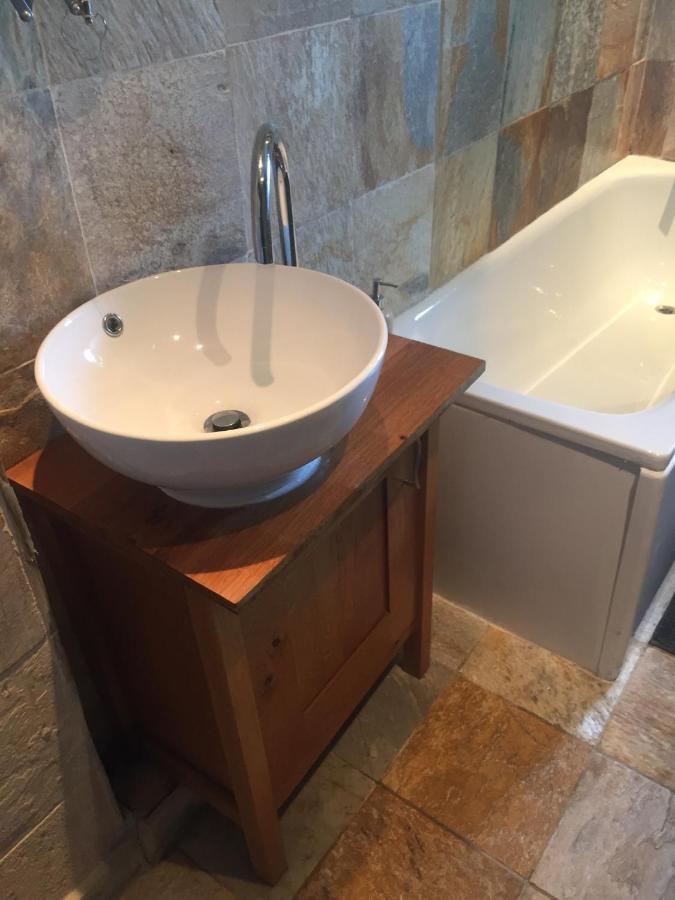 Efail Y Garn Bed & Breakfast Суонзи Екстериор снимка